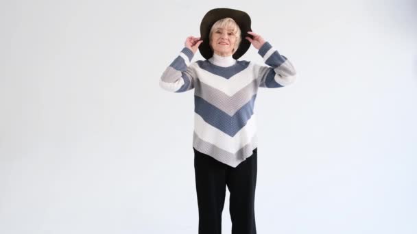 Μια Ηλικιωμένη Γυναίκα Φοράει Καπέλο Λευκό Απομονωμένο Φόντο — Αρχείο Βίντεο