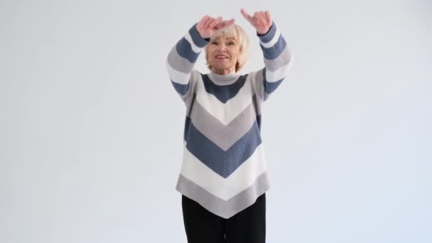 Beyaz Arka Planda Yaşlı Bir Kadın Öpücük Yolluyor — Stok video