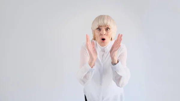 Een Oude Vrouw Met Een Verrassende Uitdrukking Haar Gezicht — Stockfoto