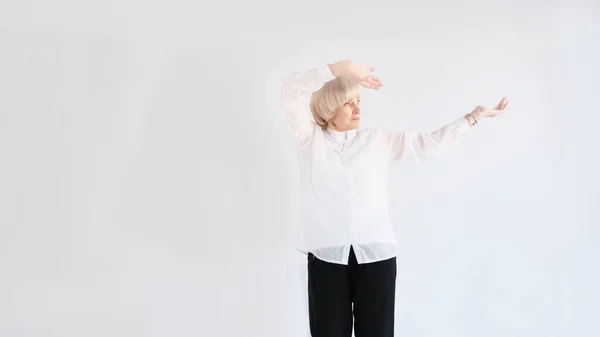 Una Anciana Bailando Sobre Fondo Blanco — Foto de Stock