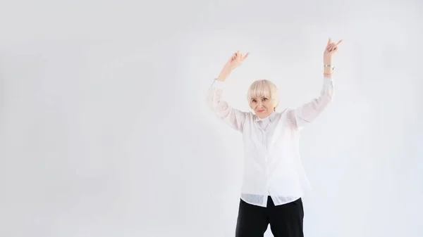 Μια Ηλικιωμένη Γυναίκα Που Χορεύει Λευκό Φόντο — Φωτογραφία Αρχείου