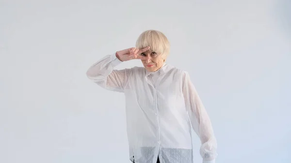 Een Oudere Vrouw Dansen Een Witte Achtergrond — Stockfoto