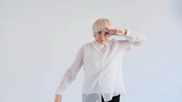 Uma Mulher Idosa Dançando Fundo Branco — Fotografia de Stock
