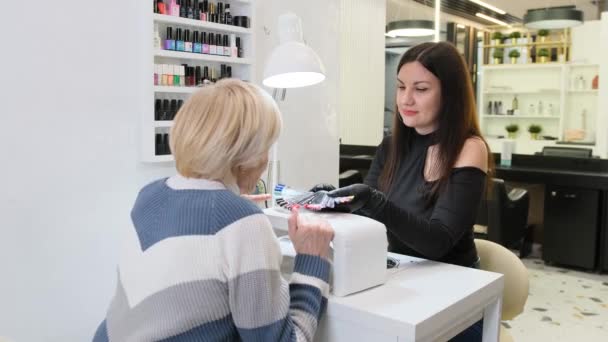 Manicure Specialist Paints Nails Elderly Woman Beauty Salon — Stock Video