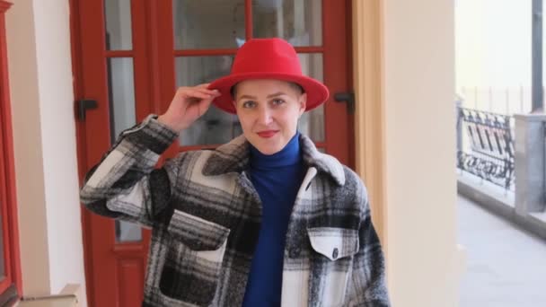 Güzel Bir Kız Kameraya Doğru Yürür Kırmızı Şapkasını Çıkarır Öne — Stok video