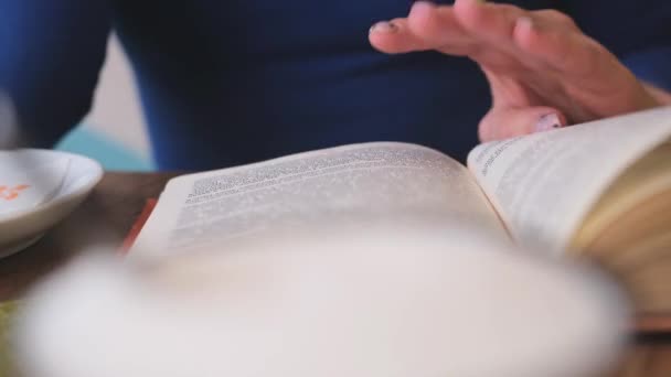 Close Mão Uma Mulher Virando Páginas Livro — Vídeo de Stock