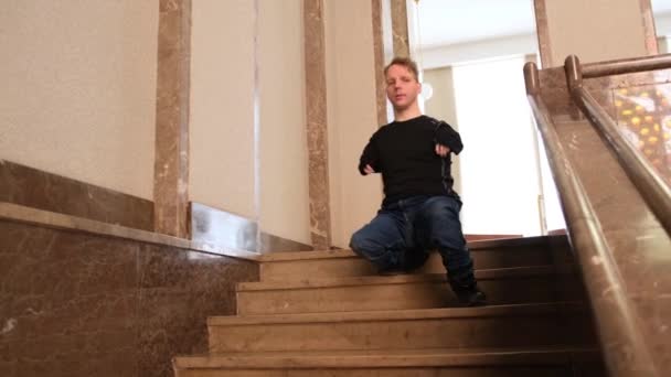 Homem Com Deficiência Desce Escada Mármore — Vídeo de Stock