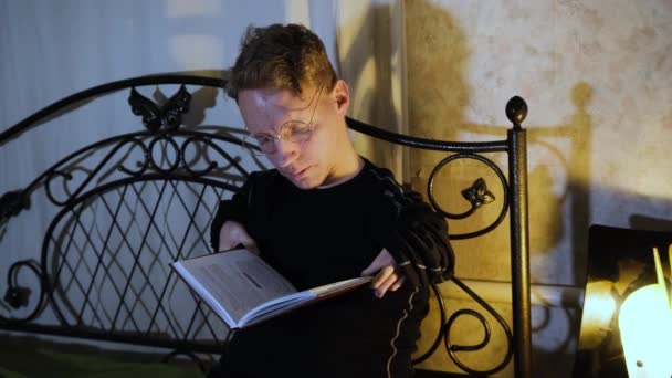 障害者がベッドの上に座って本を読むと — ストック動画