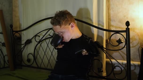 Mężczyzna Niepełnosprawnością Siedzi Łóżku Patrzy Telefon — Wideo stockowe