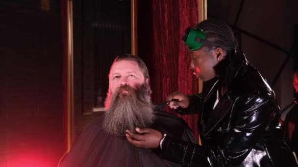 African American Hairdresser Girl Combs Cuts Man Beard — Stock Video