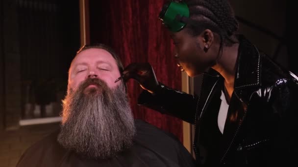 African American Girl Cuts Man Beard Straight Razor — Stock Video