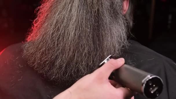 Парикмахер Режет Человеку Бороду Электрической Пишущей Машинкой Крупным Планом — стоковое видео