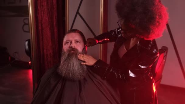 Afroamerykanka Stylista Tnie Brodę Faceta Brzytwą Salonie Fryzjerskim — Wideo stockowe