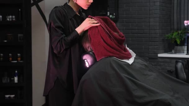 Barbiere Copre Viso Dell Uomo Con Asciugamano Caldo Cliente Con — Video Stock