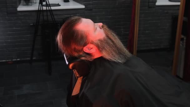 Крупным Планом Бородатого Человека Сидящего Парикмахерском Кресле — стоковое видео