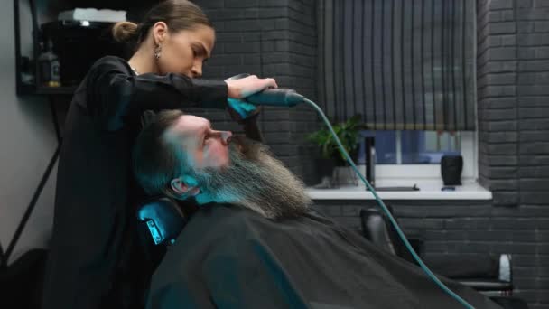 吹风机女理发师用吹风机把长胡子整直的女理发师 — 图库视频影像