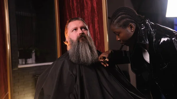 African American Stylist Girl Leveling Man Beard Scissors Barber Shop — Stock Photo, Image