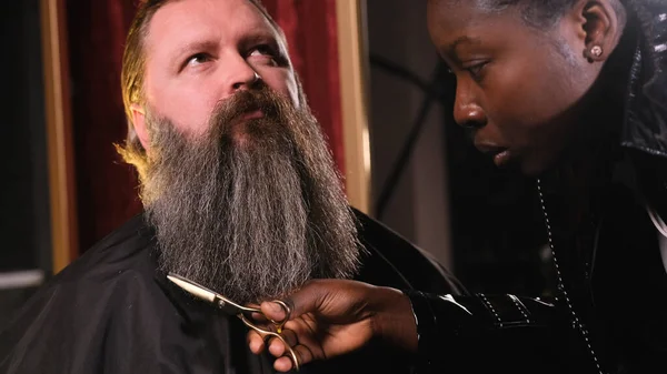 African American Stylist Girl Leveling Man Beard Scissors Barber Shop — Stock Photo, Image