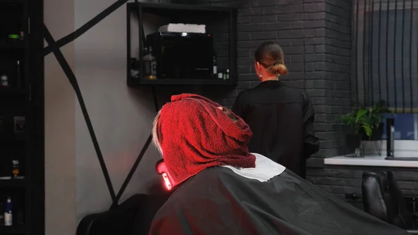 理发师用热毛巾盖住那个人的脸 理发店的顾客在理发店刮胡子之前 脸上带着热毛巾 — 图库照片