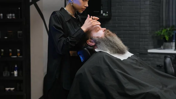 Stylist Girl Barbershop Puts Moisturizer Client Face — Stock Photo, Image