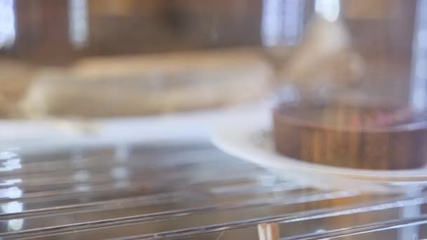 Kakor Och Muffins Fönstret Bakom Glaset Långsamt Rotera — Stockvideo