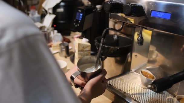 Proces Robienia Cappuccino Pracuję Jako Barista Kawiarni Chłodzenie Mleka Kuchence — Wideo stockowe