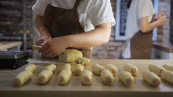 Kucharka Waży Ciasto Łuskach Gotuje Kiełbaski Cieście Restauracji Otwartej Kuchni — Wideo stockowe