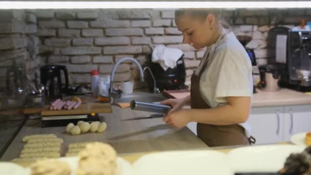 식당의 부엌에 여자가 반죽에 소시지 만들기 가지고 반죽을 — 비디오