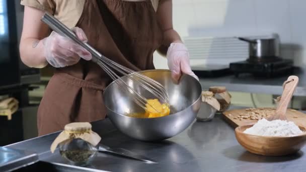 부엌에 커다란 그릇에 수염을 달걀을 휘젓는 — 비디오