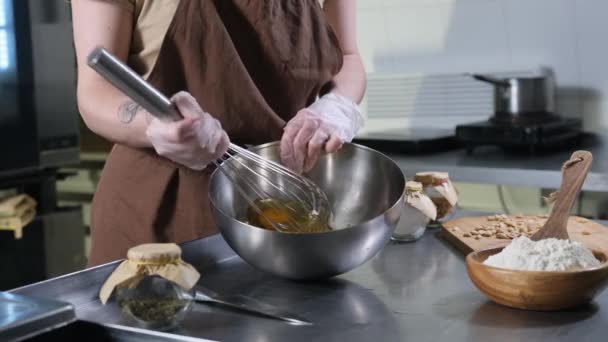 Женщина Взбивает Яйца Венчиком Большой Металлической Миске Кухне — стоковое видео