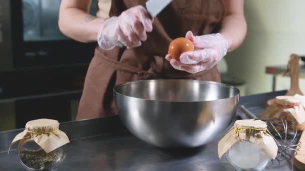 요리하는 부엌에 계란을 — 비디오