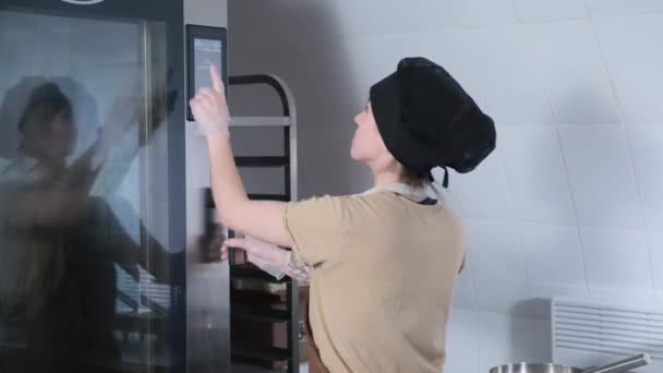 Пекарня Дівчина Торкається Панелі Управління Піччю Пальцем — стокове відео