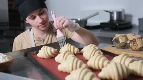 Panettiere Ragazza Copre Croissant Con Tuorlo Uovo — Video Stock