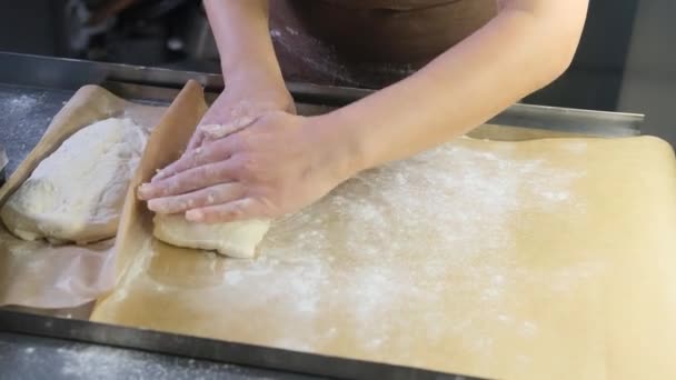 Gotować Aby Utworzyć Surowe Ciasto Papierze Pergaminowym Dalszego Przygotowania Chleba — Wideo stockowe