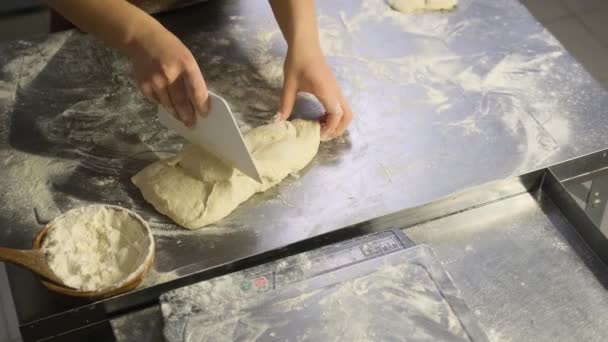 Cuisinier Divise Pâte Sur Table Avec Racleur Plastique — Video