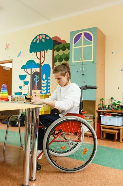 Sinir Hastası Bir Kız Sınıfta Bir Oyun Oynuyor — Stok fotoğraf