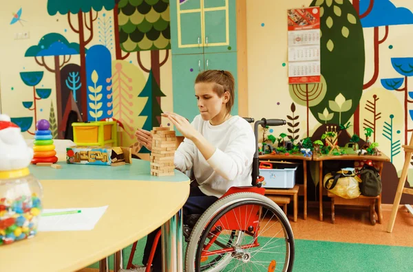 Sinir Hastası Bir Kız Sınıfta Bir Oyun Oynuyor — Stok fotoğraf