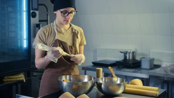Mutfaktaki Kadın Pasta Şefi Kremalı Kekleri Pasta Poşeti Kullanarak Tereyağlı — Stok fotoğraf
