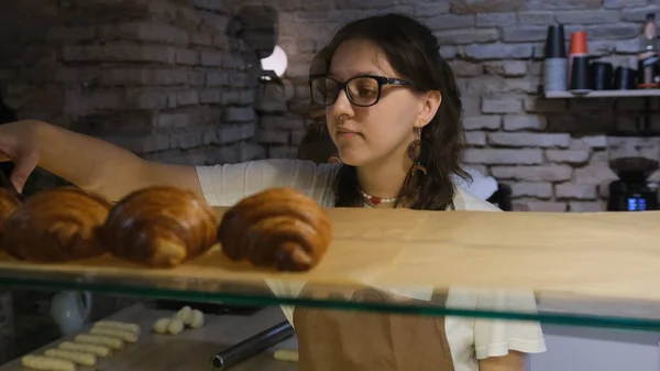 Girl Seller Puts Croissants Sale Bakery Window — Stock Photo, Image