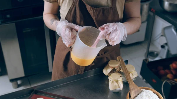 Una Mujer Cocina Bate Huevos Tazón Plástico — Foto de Stock