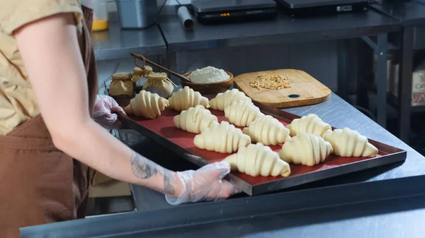 Cocinera Cocina Prepara Croissants Para Hornear — Foto de Stock