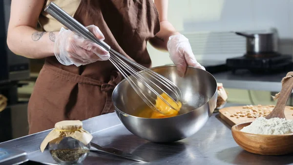 Bir Kadın Mutfaktaki Büyük Metal Bir Kasede Çırpılmış Yumurta Çırpıyor — Stok fotoğraf