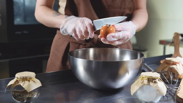 Lokantada Aşçı Bir Kız Metal Bir Kaseye Yumurta Kırıyor — Stok fotoğraf