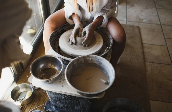 Uma Mulher Trabalha Volante Oleiro Mãos Vista — Fotografia de Stock