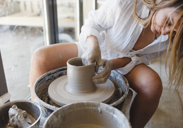 여자는 도공의 뒤에서 일합니다 식탁보를 만드는 — 스톡 사진