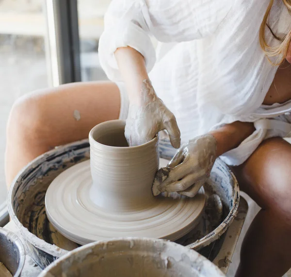 Eine Frau Arbeitet Hinter Der Töpferscheibe Handgemachtes Geschirr Herstellen — Stockfoto