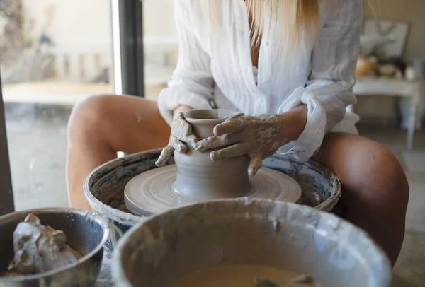 一个女人在车间里用粘土干活 制作陶器 — 图库照片