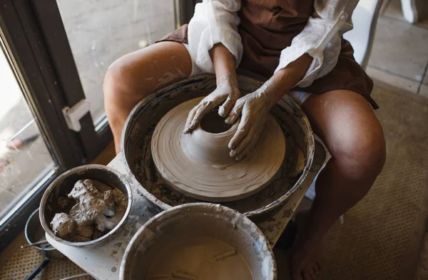 一个女人在陶工的车轮后面工作 在她的车间里制作粘土制品 陶器工作 — 图库照片