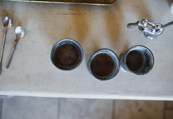 Hot Black Coffee Poured Handmade Clay Mugs — Stock Photo, Image