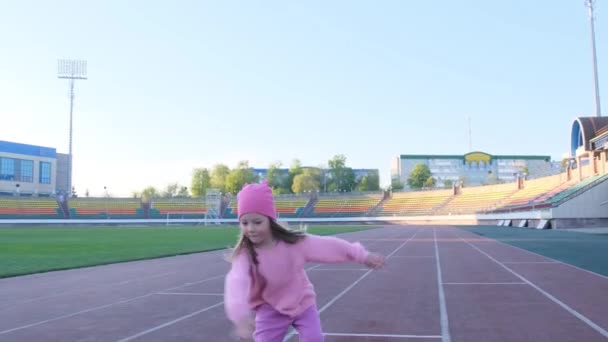 一个小女孩在体育场学习滚轮 动作不确定 — 图库视频影像
